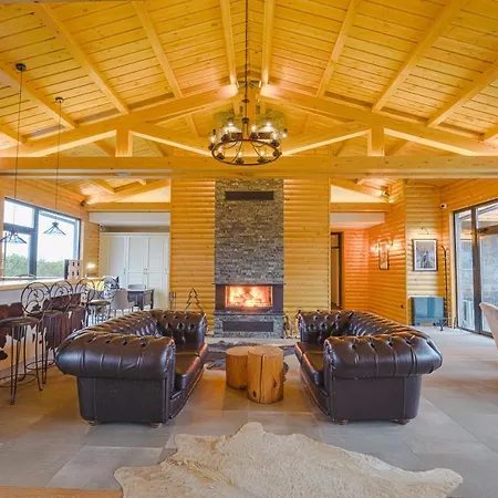 Cornelia Deluxe מלון דירות 4*